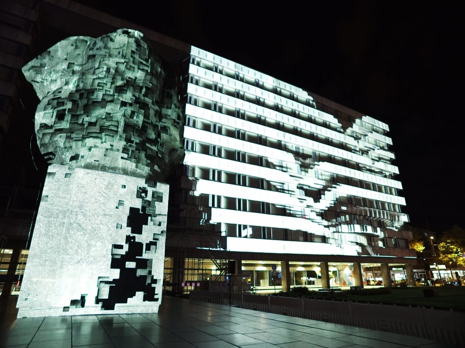 KONTEXT³ projection mapping on Parteifalte (former SED building) at Light Our Vision in Chemnitz, Germany, 2023 – by ruestungsschmie.de