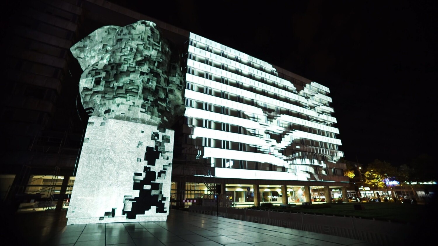 KONTEXT³ projection mapping on Parteifalte (former SED building) at Light Our Vision in Chemnitz, Germany, 2023 – by ruestungsschmie.de