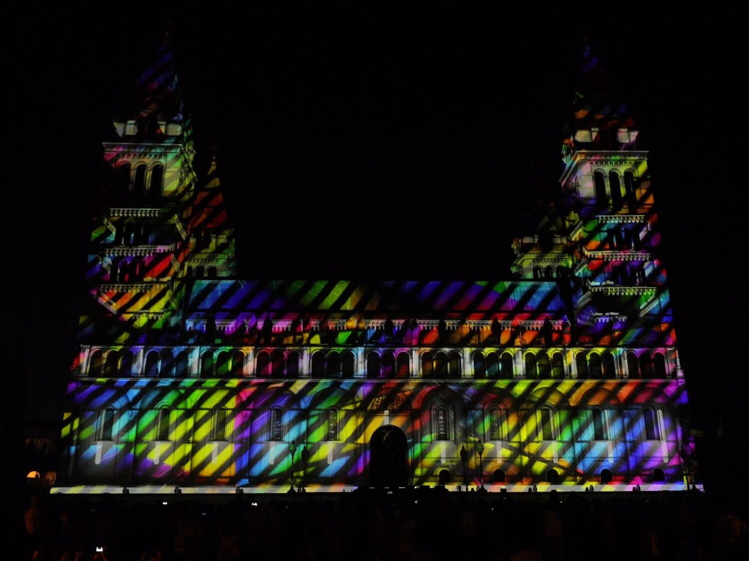 TEKTONIC³ projection mapping on the Cathedral of Saints Peter and Paul at Zsolnay Light Art Festival in Pécs, Hungary, 2019 – by ruestungsschmie.de